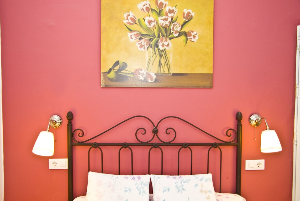 Classic Room, 1 Queen Bed photo 2