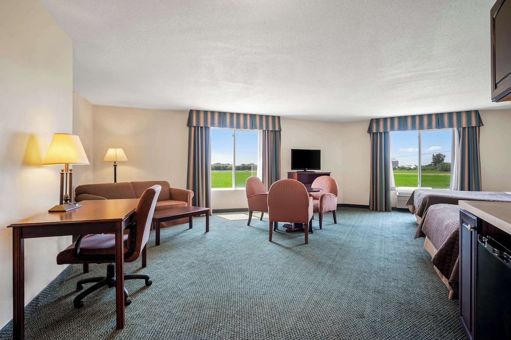 Suite, 2 Queen Beds, Non Smoking, Refrigerator & Microwave photo 3