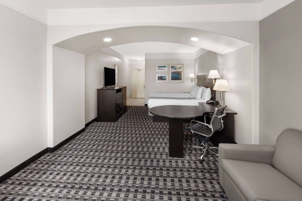 Deluxe Room, 1 King Bed, Non Smoking (Deluxe Executive Room) - Photo 1