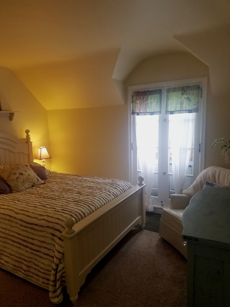 Standard Room, 1 Queen Bed, Non Smoking, Balcony (Olivia) photo 1