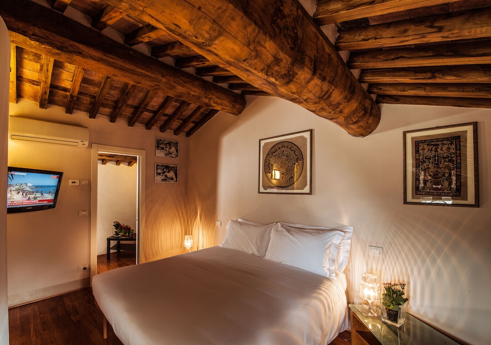 Deluxe Room, 1 Queen Bed, Garden Area