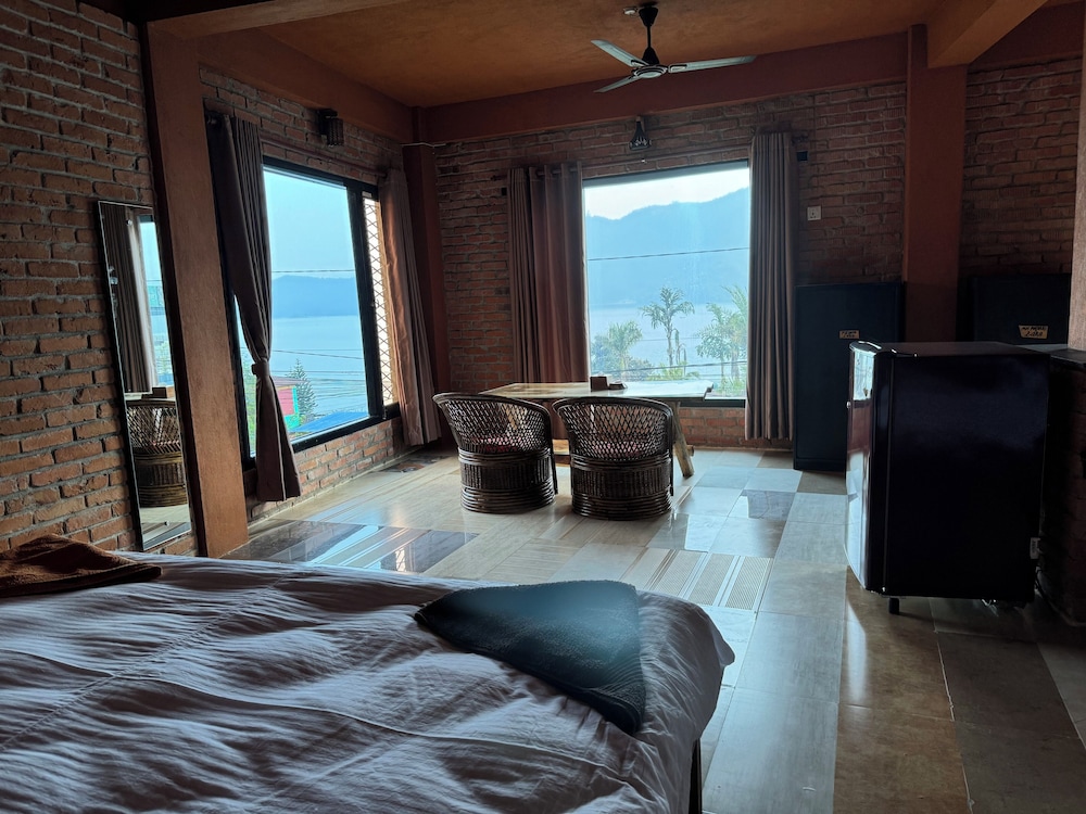 Peaceful Deluxe Apartment with Lake View & Kitchen photo 1