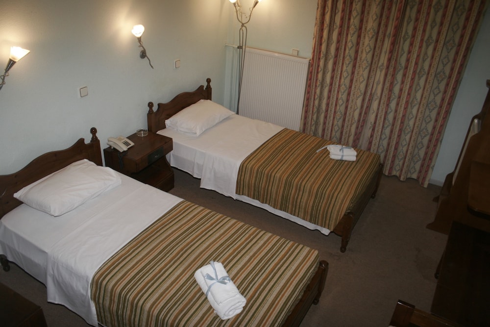 Triple Room, 3 Twin Beds, Smoking, Hill View