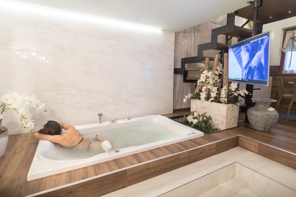 Luxury Suite, Multiple Beds, Hot Tub, Courtyard View (Raphael), photo 6