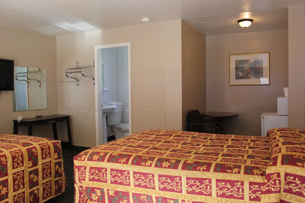 Basic Room, 2 Queen Beds photo 3