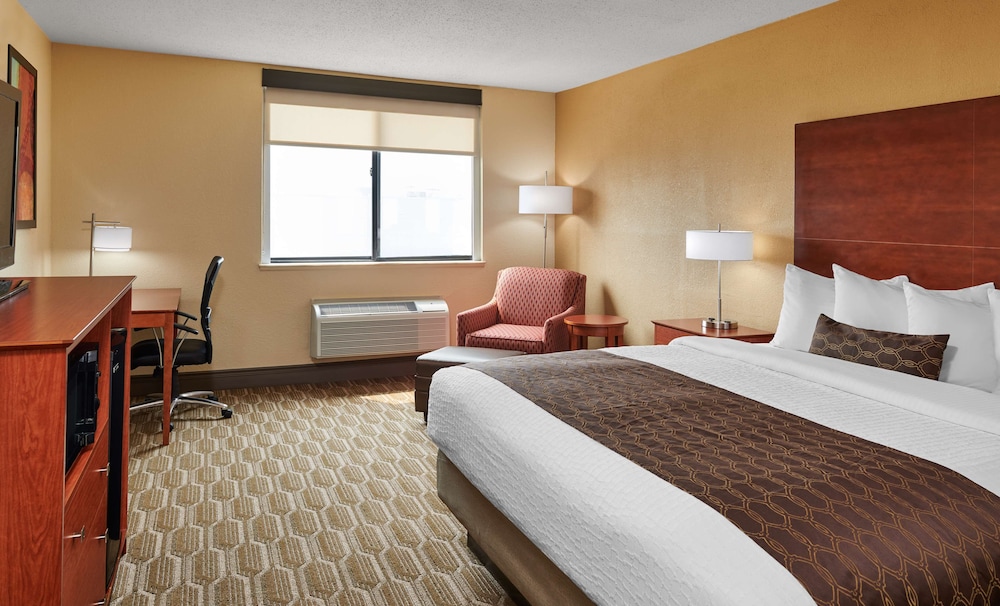Suite, 1 King Bed, Non Smoking, Refrigerator & Microwave - Photo 2
