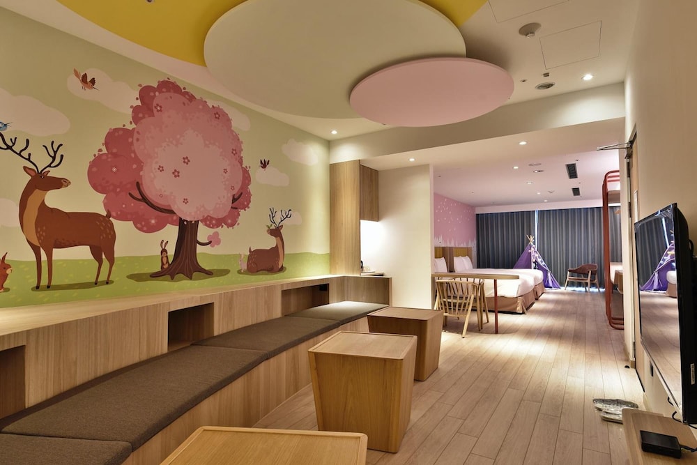 Themed Family Room(cherry blossoms) - Photo 3