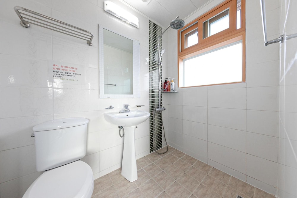 Basic Room, 1 Bedroom (Iris 304(Ocean View)) - Photo 8