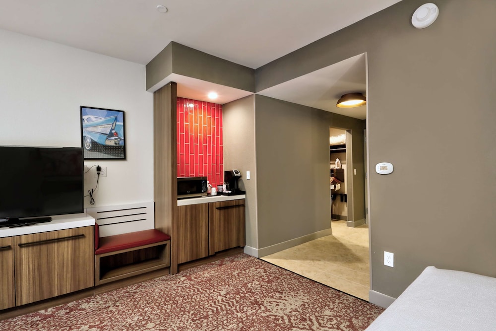 Room, 2 Queen Beds, Accessible, Bathtub - Photo 4