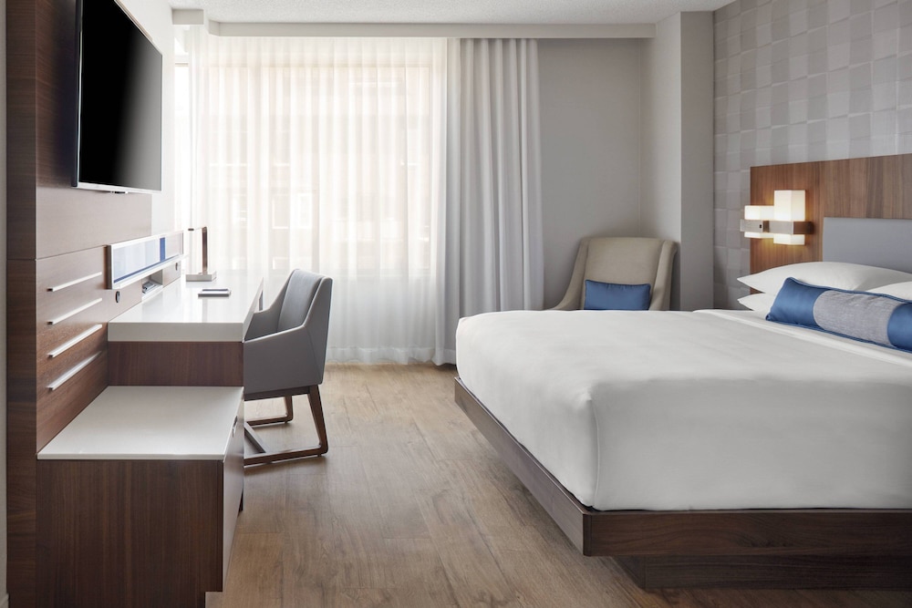 Deluxe Room, 1 Queen Bed, River View, Corner - Photo 5