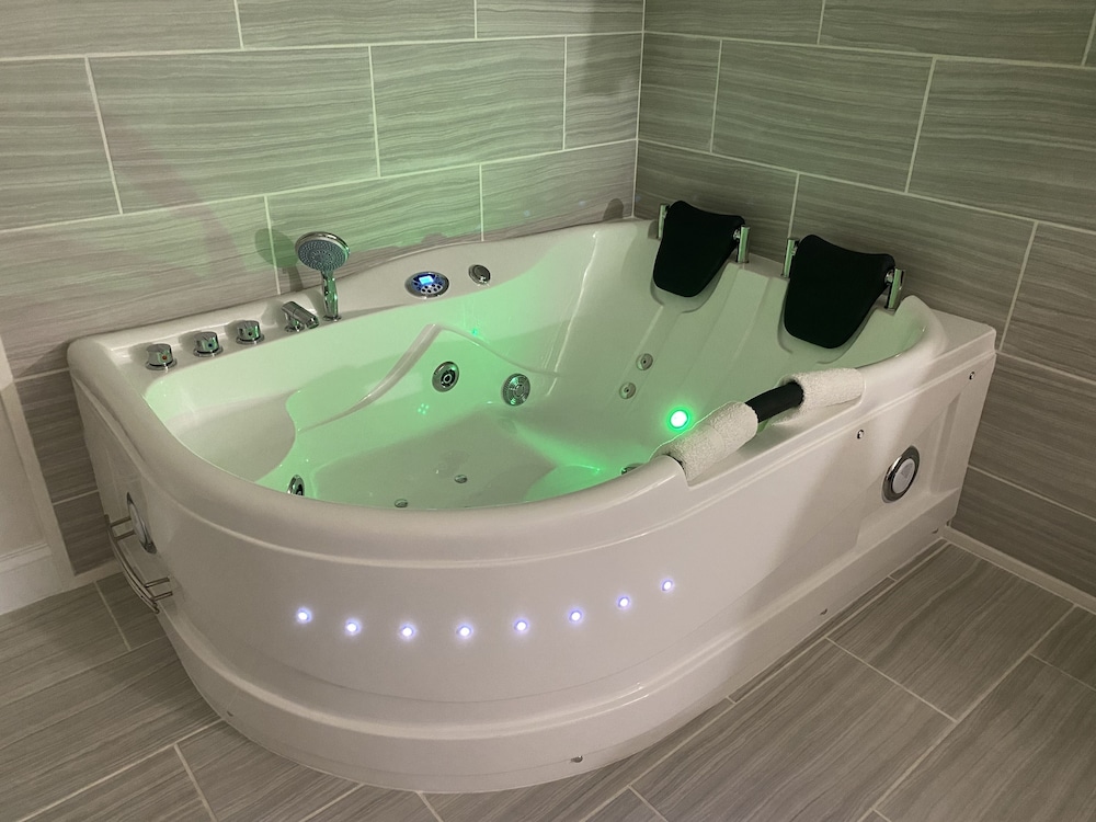 Design Room, 1 Queen Bed, Non Smoking, Hot Tub photo 2