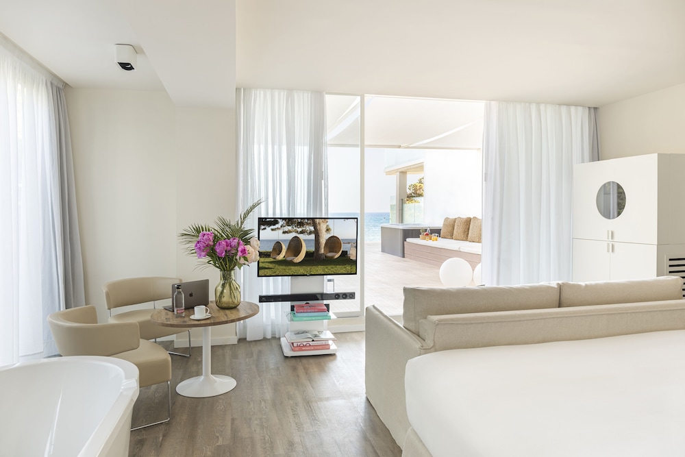 Extra ME+ Junior Suite with Jacuzzi and Sea View