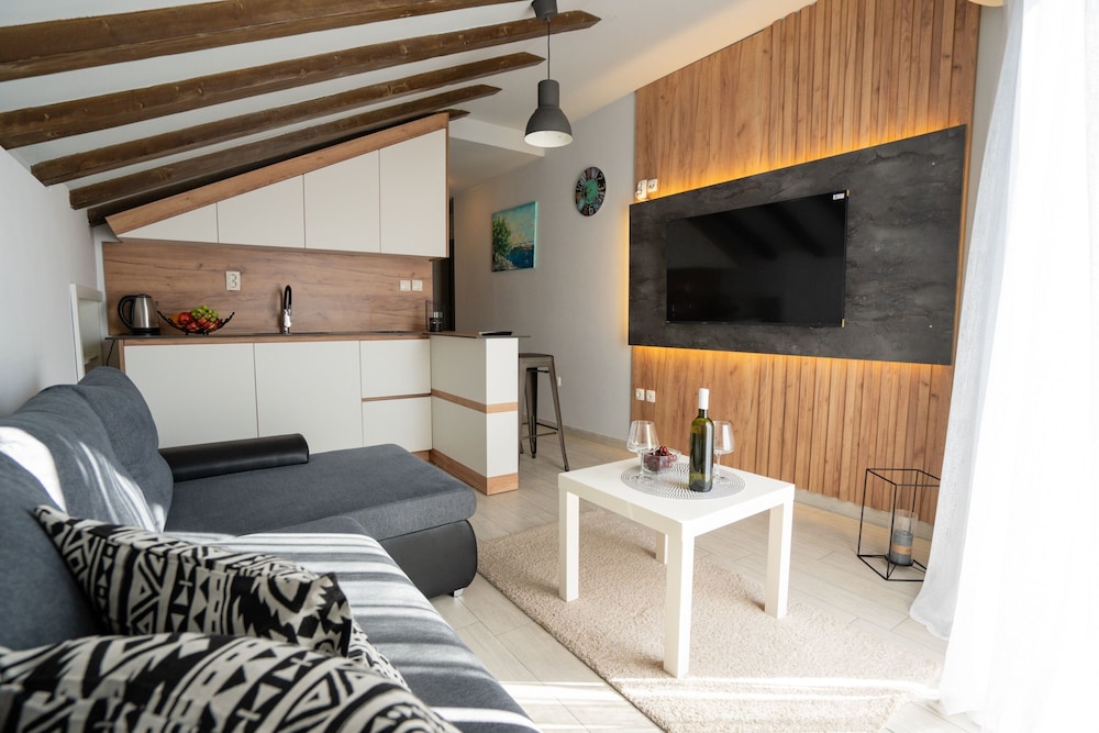 Design Apartment, 1 Bedroom, Pool Access, Courtyard View