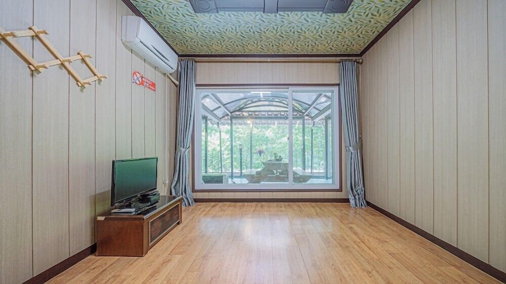 Room (Mare 202)