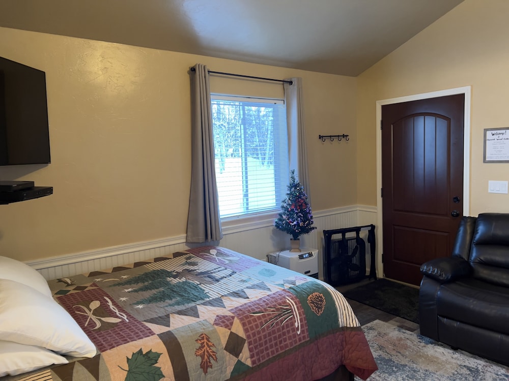 Traditional Cabin, 2 Queen Beds, Kitchenette photo 2