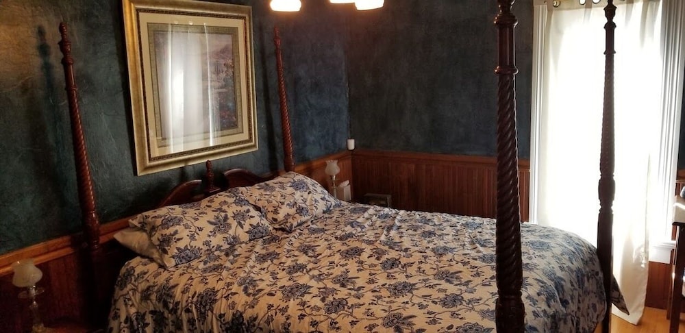 Blue Room, 1Queen Bed, Shared Bathroom, Courtyard View
