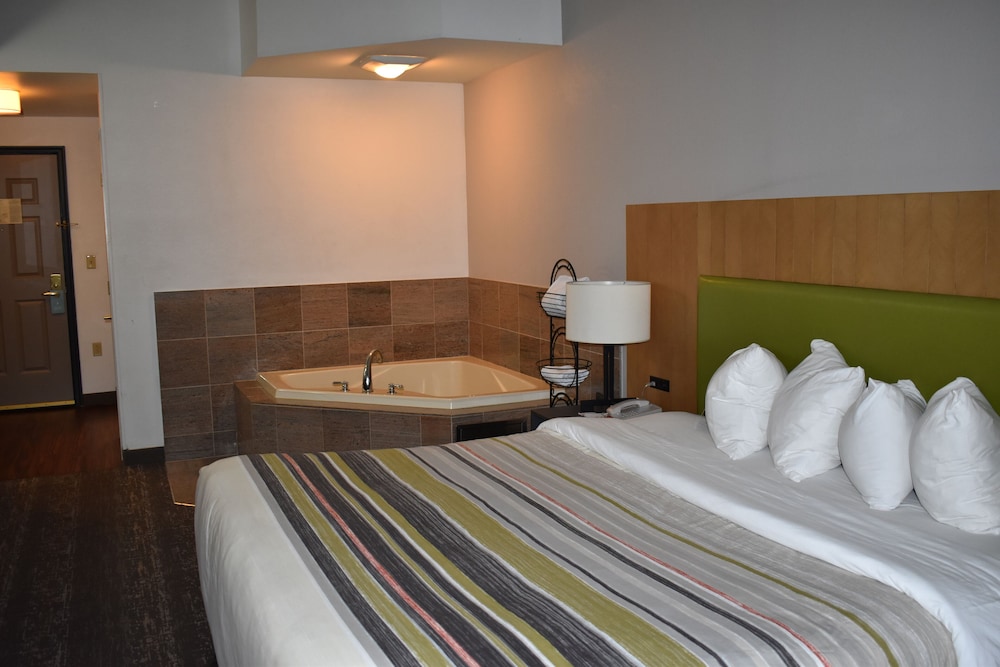 Suite, 1 King Bed, Non Smoking, Jetted Tub photo 1