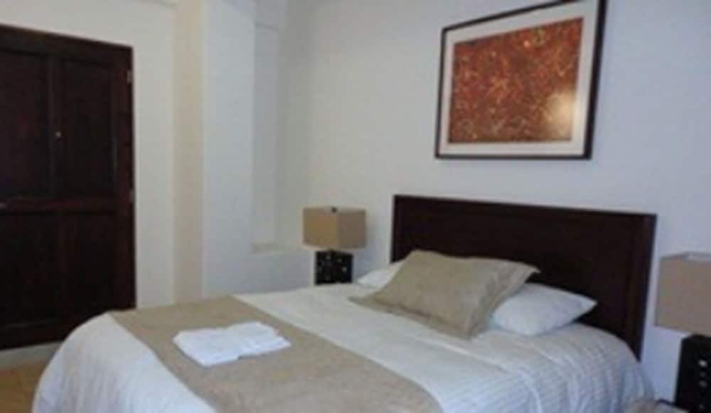Standard Room, 1 Queen Bed photo 3