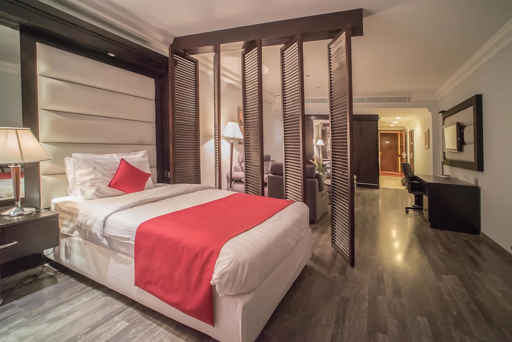 Deluxe Suite, 1 Queen Bed, Non Smoking photo 2