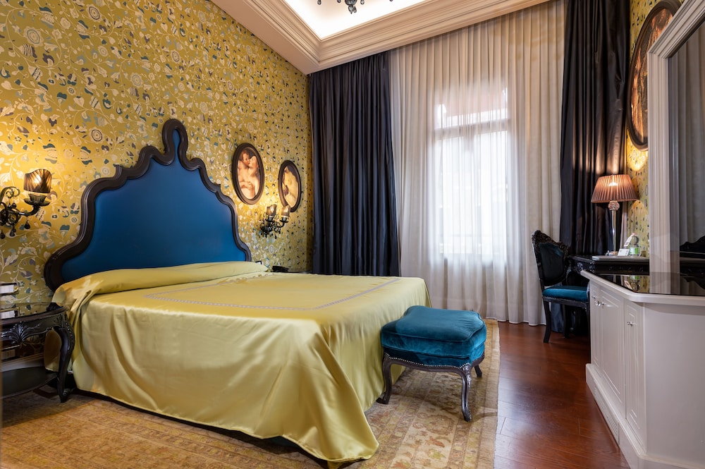 Suite, Canal View