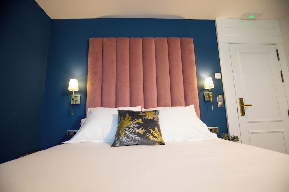 Room 102: Deluxe Double Room, 1 Queen Bed
