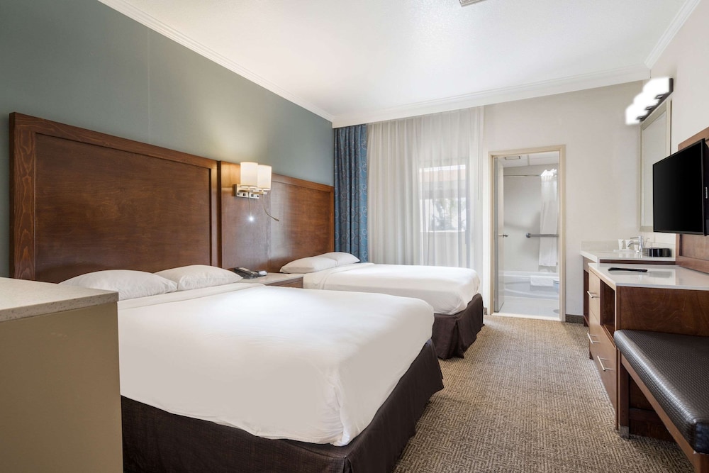 Suite, 2 Double Beds, Non Smoking, Pool View - Photo 12