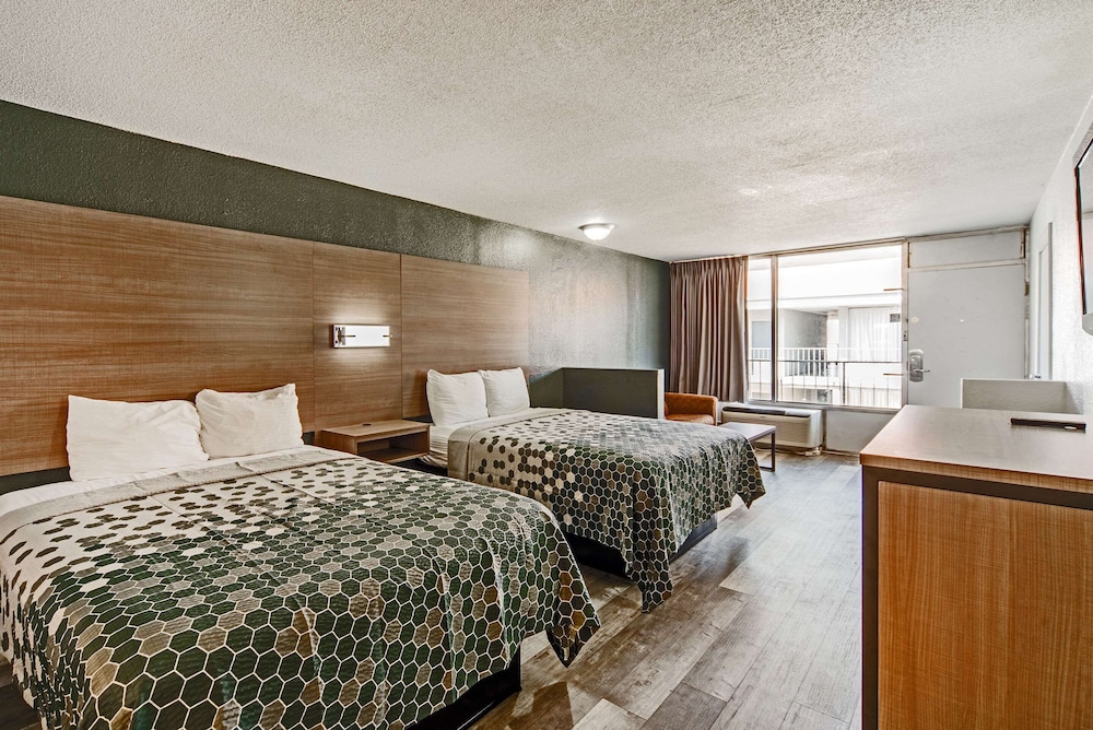 Standard Room, 1 Queen Bed, Smoking - Photo 3