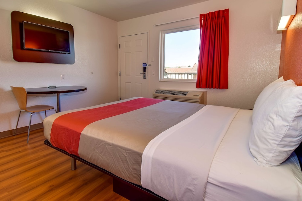 Standard Room, 1 Queen Bed, Accessible, Non Smoking photo 2