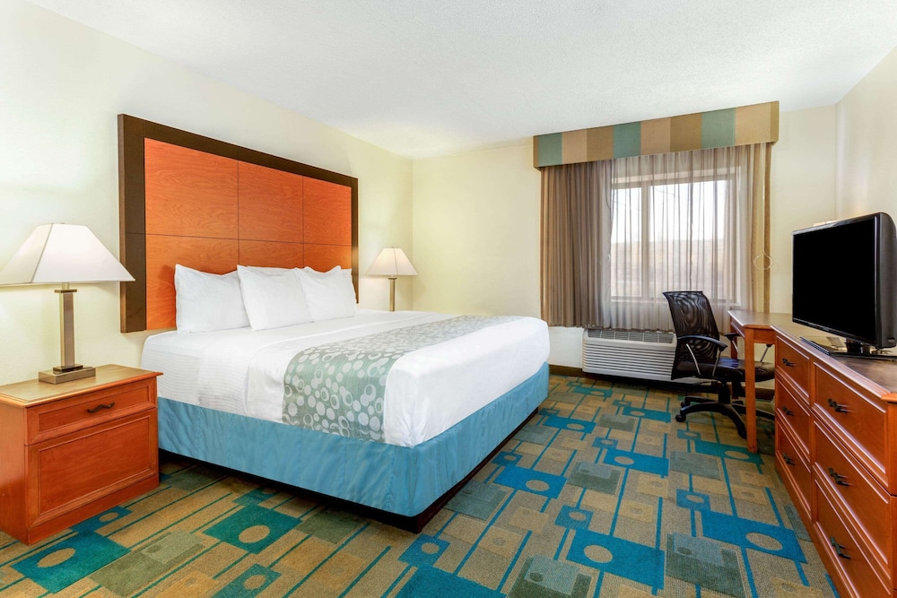 Deluxe Room, 1 King Bed photo 2