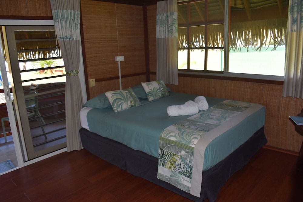 Traditional Bungalow, 2 Queen Beds, Beach View, Garden Area (Auti - sleeps 4) photo 3