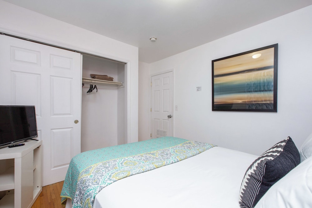 Classic Room, 1 Queen Bed, Non Smoking, Shared Bathroom photo 3