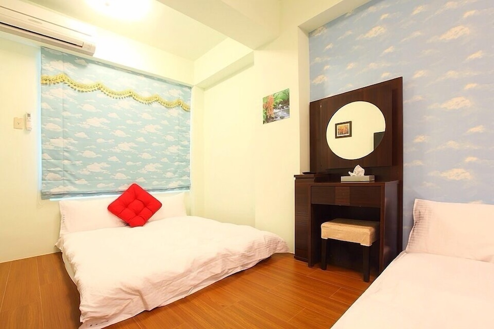 Deluxe Room (3 Queen Beds) photo 3