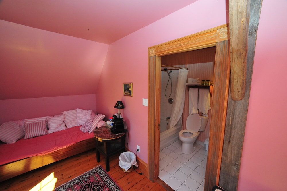Family Room (One King Bed and One Single Bed) photo 3