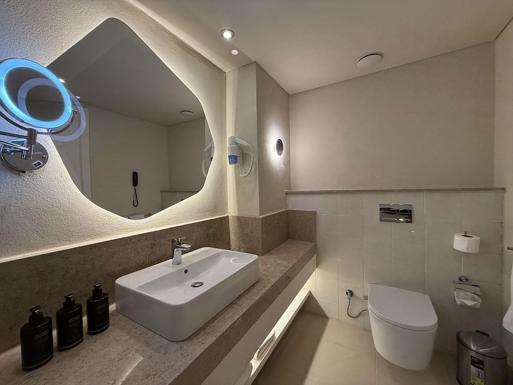 Superior Room, 1 King Bed, Sea View (Beach side) - Photo 4