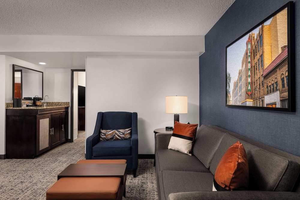 Premium Suite, 2 Queen Beds, Non Smoking - Photo 4