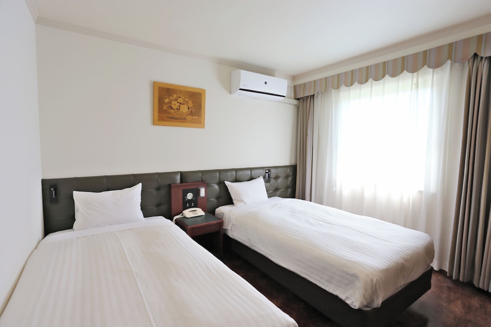 Large Twin Room, Smoking - Photo 1