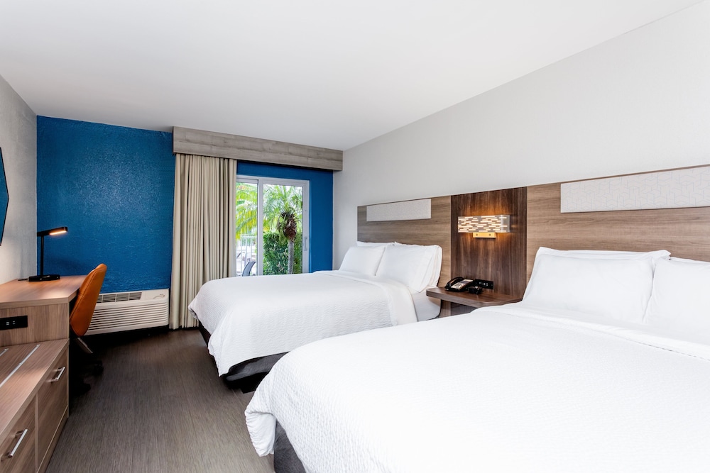 Standard Room, 2 Queen Beds, Pool Access - Photo 4