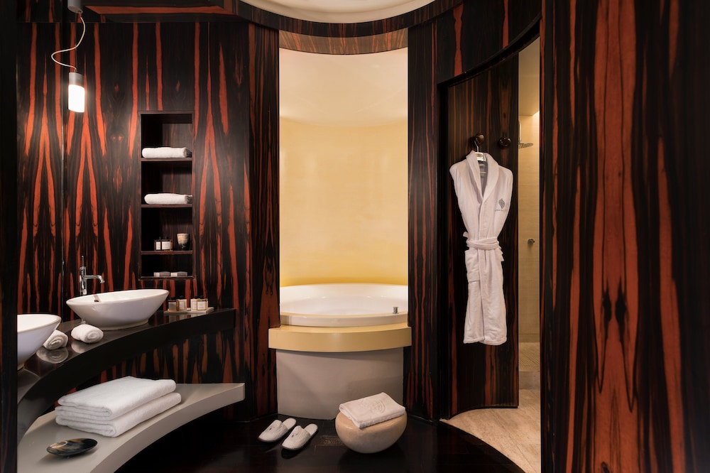 Executive Room thumbnail 5