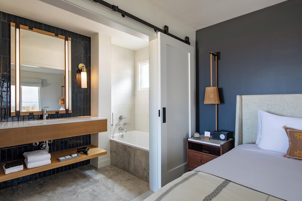 Junior Suite, 1 King Bed with Sofa Bed, Coastal View - Photo 9