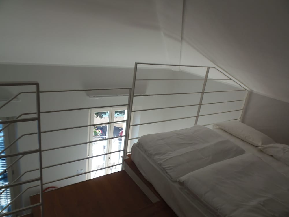 Suite (201)