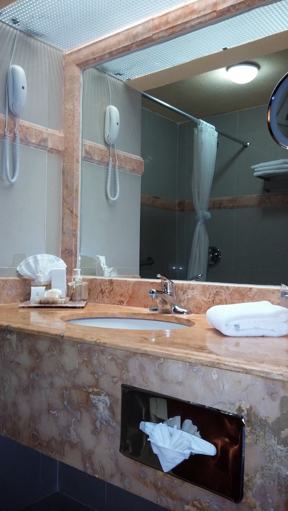 Master Suite, 2 Bedroom, Kitchenette, Bathtub - Photo 12