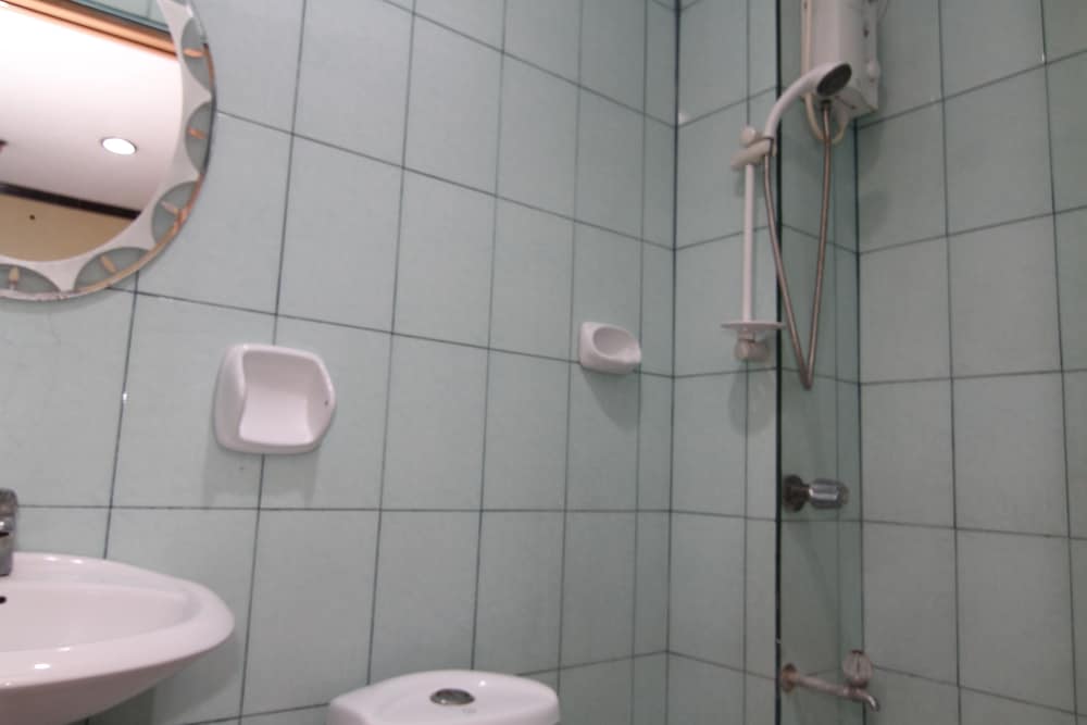 Economy Twin Room, 1 Queen Bed photo 2