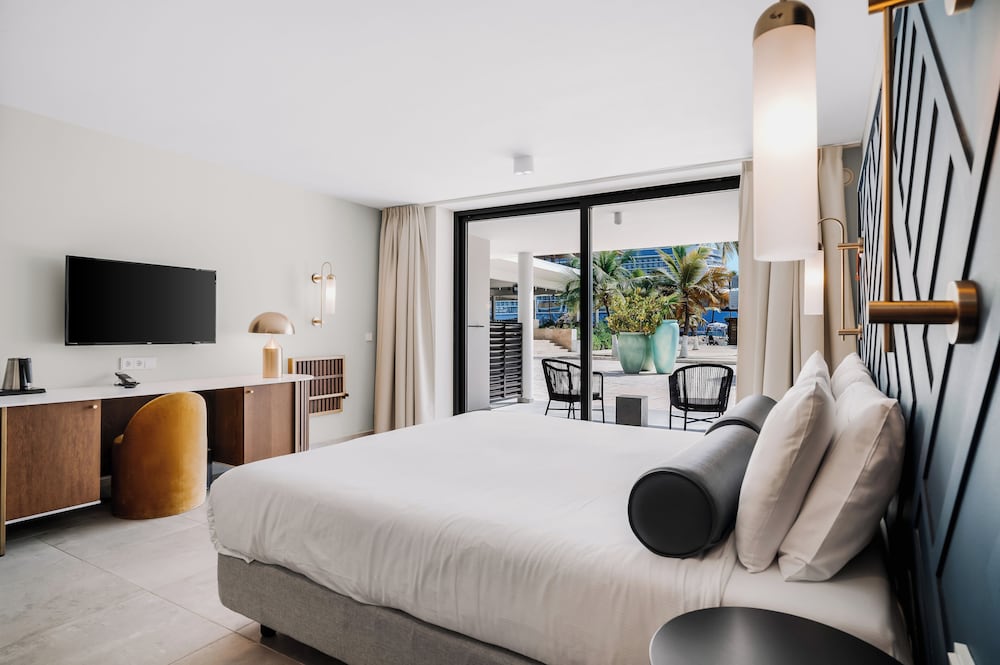 Deluxe Room, 1 King Bed, Accessible (Mobility/Hearing, Roll In Shower)
