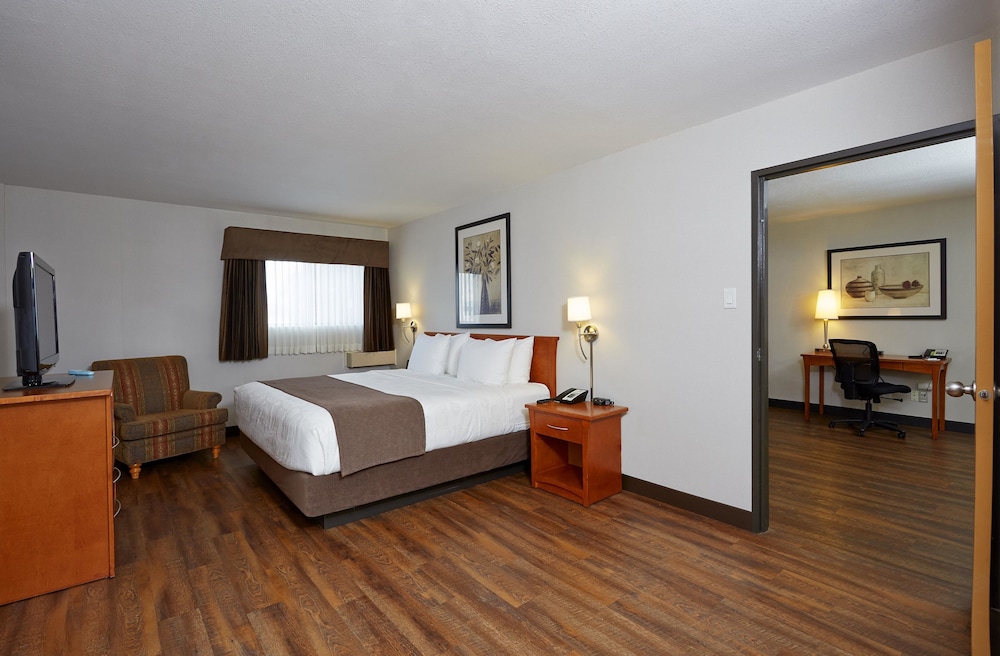 Suite, 1 King Bed with Sofa bed, Non Smoking, Ground Floor (Pet Friendly) photo 1