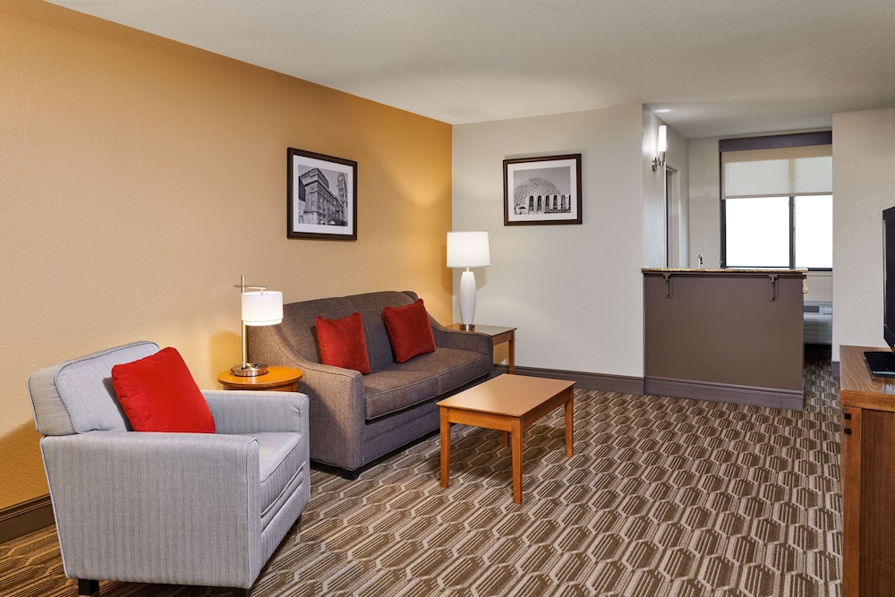 Suite, 1 King Bed, Non Smoking, Refrigerator & Microwave - Photo 3