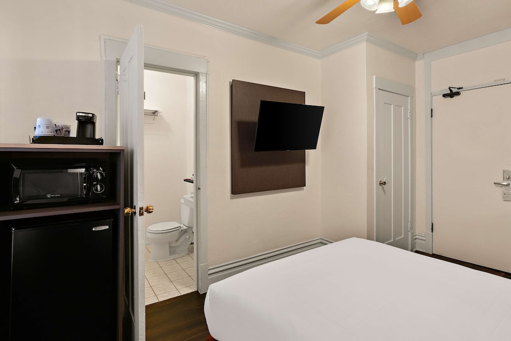 Standard Room, 1 Queen Bed, Non Smoking, Refrigerator & Microwave (Larger Room) - Photo 4