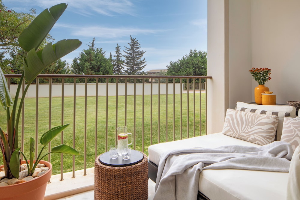 Deluxe Room, 1 King Bed, Balcony - Photo 2