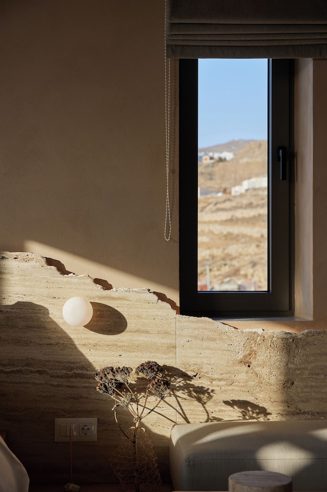 Standard Suite - Photo 8