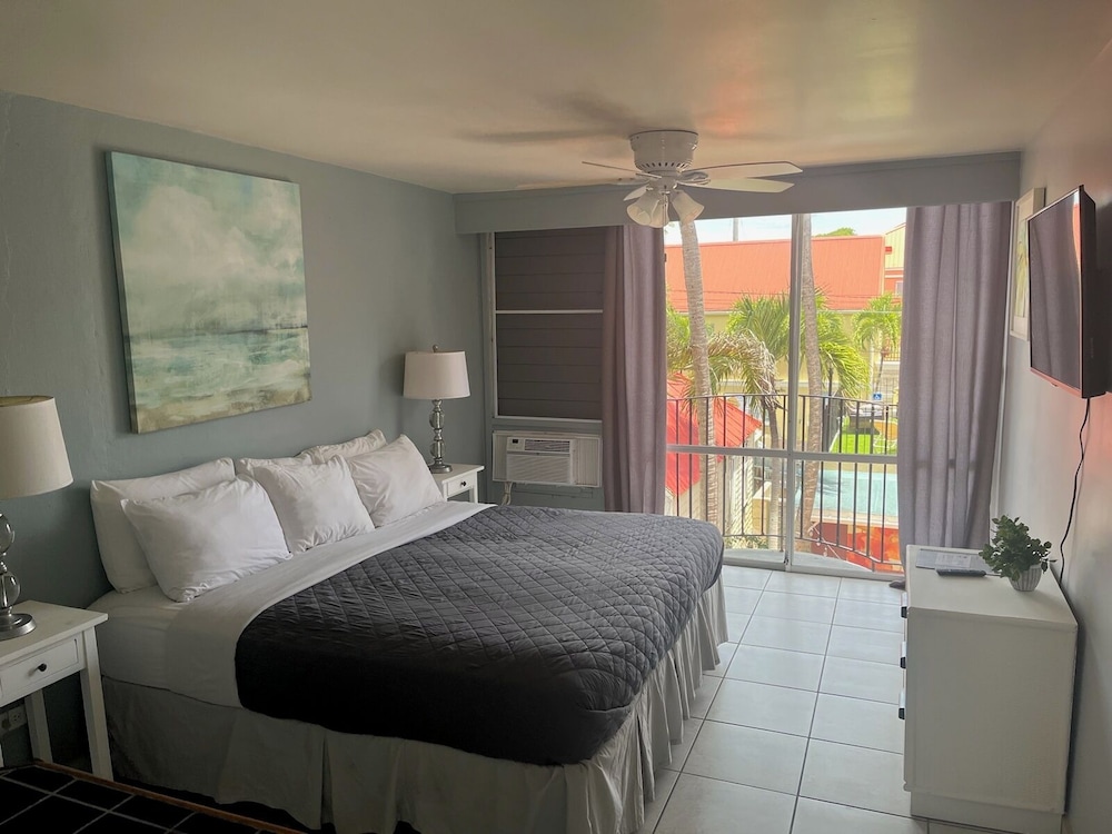 Deluxe Suite, Multiple Beds, Kitchenette, Courtyard View