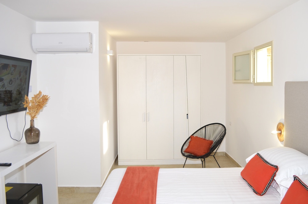 Suite - Photo 1